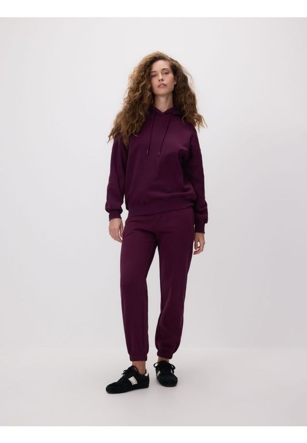 Reserved - Spodnie dresowe ze ściągaczem - ciemnofioletowy. Kolor: fioletowy. Materiał: dresówka