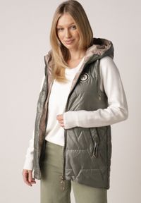 Born2be - Zielona Pikowana Kamizelka o Długim Kroju z Nieodpinanym Kapturem i Aplikacją Koretes. Okazja: na co dzień. Kolor: zielony. Materiał: prążkowany, poliester. Długość: długie. Wzór: aplikacja. Styl: casual #8