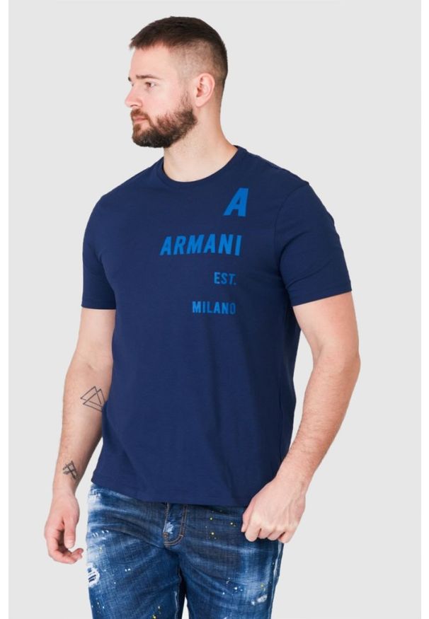 Armani Exchange - ARMANI EXCHANGE Granatowy t-shirt męski z niebieskim logo, Rozmiar M. Kolor: niebieski. Materiał: prążkowany. Wzór: nadruk