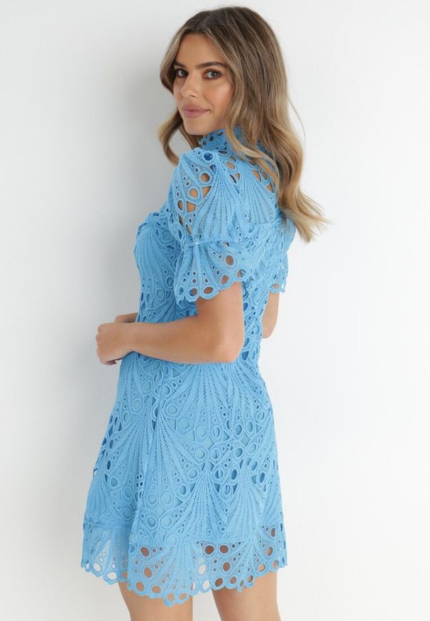 Born2be - Niebieska Sukienka Adoneus. Typ kołnierza: kołnierz z falbankami. Kolor: niebieski. Materiał: koronka. Wzór: koronka. Styl: klasyczny. Długość: midi