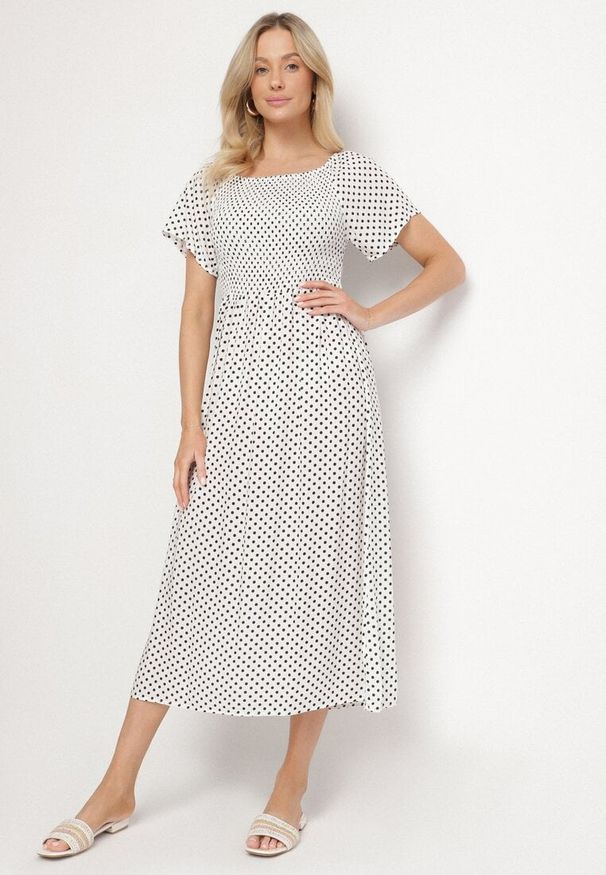 Born2be - Biała Sukienka z Bawełny o Rozkloszowanym Kroju w Kropeczki Lisadrisa. Okazja: na imprezę, na co dzień. Kolor: biały. Materiał: bawełna. Długość rękawa: krótki rękaw. Styl: klasyczny, casual, elegancki