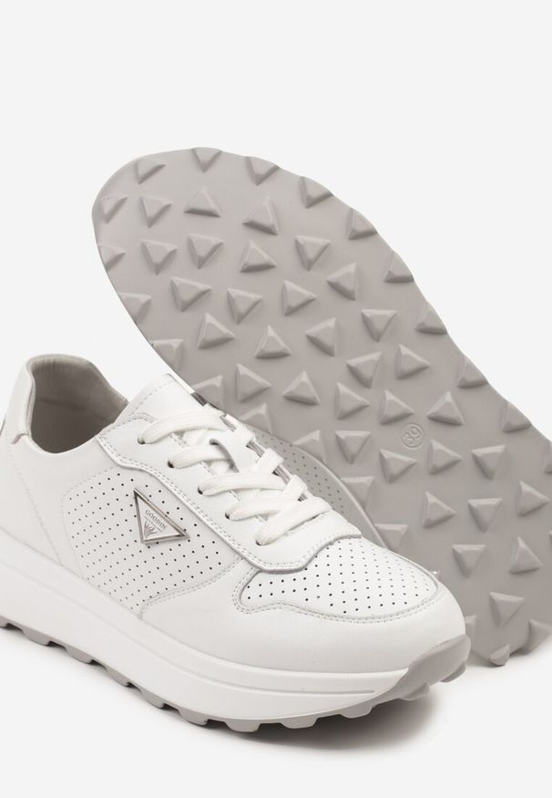 Born2be - Białe Skórzane Sneakersy Ozdobione Trójkątną Aplikacją i Perforacją Vlinntia. Okazja: na co dzień. Kolor: biały. Materiał: skóra. Wzór: aplikacja. Obcas: na platformie