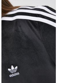 adidas Originals T-shirt damski kolor czarny. Okazja: na co dzień. Kolor: czarny. Materiał: materiał. Wzór: aplikacja. Styl: casual