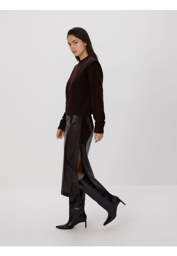 Reserved - Sweter z poduszkami na ramionach - brązowy. Kolor: brązowy. Materiał: dzianina, wełna