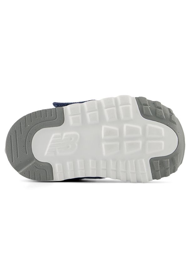 Buty niemowlęce New Balance I5742MJ – niebieskie. Okazja: na co dzień. Zapięcie: rzepy. Kolor: niebieski. Materiał: guma, syntetyk, materiał. Szerokość cholewki: normalna. Model: New Balance 574. Sport: turystyka piesza
