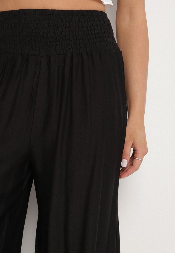 Born2be - Czarne Wiskozowe Szerokie Spodnie z Wysokim Stanem Orrilia. Okazja: na co dzień. Stan: podwyższony. Kolor: czarny. Materiał: wiskoza. Styl: elegancki, casual, klasyczny