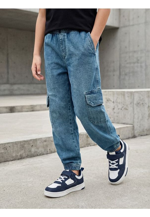 Sinsay - Jeansy jogger z efektem sprania - niebieski. Kolor: niebieski
