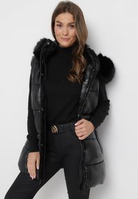 Born2be - Czarna Kamizelka Pikowana z Kapturem i Futerkiem Adamisia. Typ kołnierza: kaptur. Kolor: czarny. Materiał: futro. Wzór: aplikacja #5