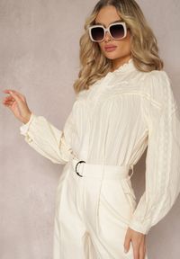 Renee - Jasnobeżowa Koszula z Bawełny z Kołnierzykiem z Falbanką i Ażurowym Zdobieniem Xanetha. Kolor: beżowy. Materiał: bawełna. Wzór: aplikacja, ażurowy #5