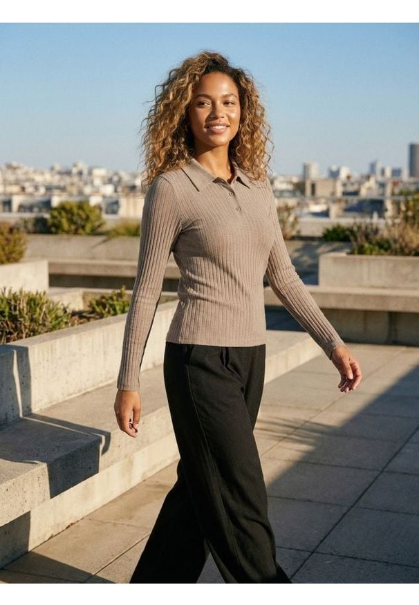 Sinsay - Koszulka polo z domieszką wiskozy - brązowy. Typ kołnierza: polo. Kolor: brązowy. Materiał: wiskoza