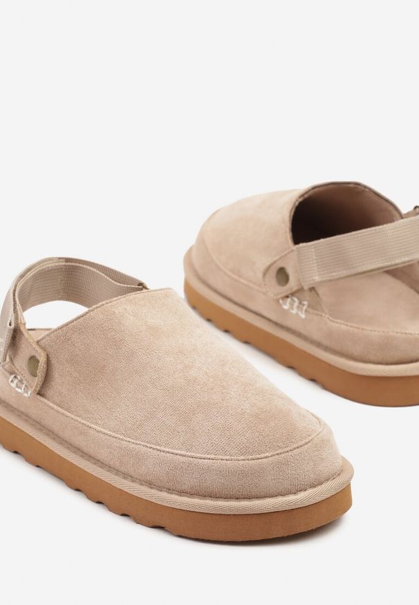 Renee - Beżowe Klapki w Stylu Chodaków z Paskiem Podtrzymującym Piętę Firgis. Okazja: na co dzień. Kolor: beżowy. Materiał: jeans. Obcas: na platformie. Styl: casual
