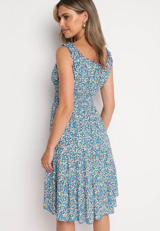 Born2be - Niebieska Rozkloszowana Sukienka z Bawełny Wykończona Gumką w Talii Nelaris. Okazja: na randkę, na imprezę. Typ kołnierza: dekolt hiszpanka. Kolor: niebieski. Materiał: bawełna. Długość rękawa: na ramiączkach. Styl: boho