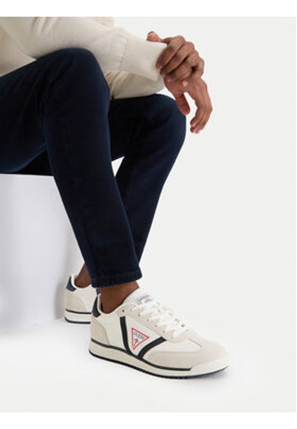 Guess Jeans Sneakersy CWBEO-DELAND-02 WE Écru. Kolor: kremowy. Materiał: materiał
