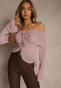Renee - Różowa Bluzka Off Shoulder z Falbankami z Siateczki z Bawełny i Wiskozy Fenisella. Typ kołnierza: kołnierz z falbankami. Kolor: różowy. Materiał: wiskoza, bawełna. Styl: elegancki, glamour