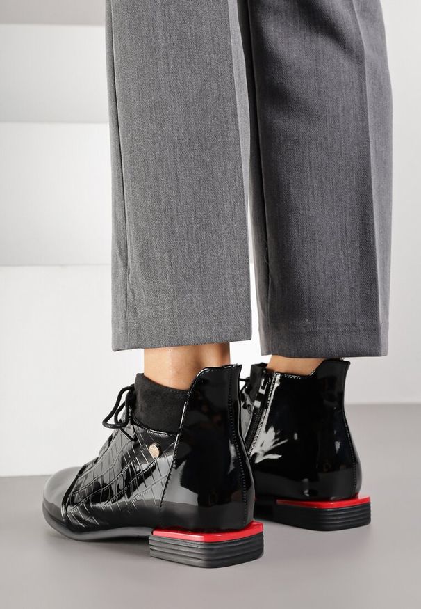 Born2be - Czarne Lakierowane Botki Vices ze Sznurowaną Cholewką i Tłoczeniem Ozvila. Okazja: na co dzień. Zapięcie: zamek. Kolor: czarny. Materiał: lakier. Szerokość cholewki: normalna. Styl: elegancki, casual