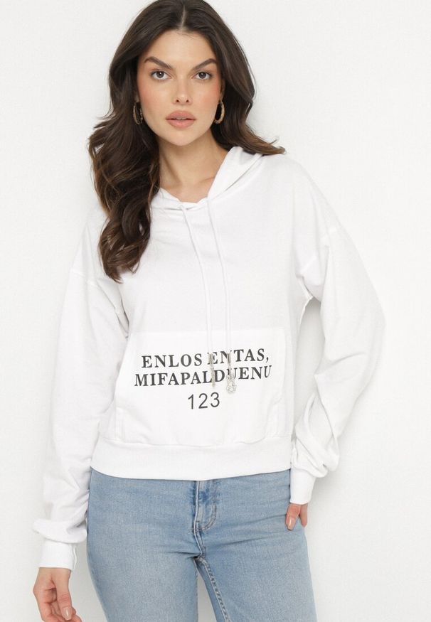 Born2be - Biała Casualowa Bluza z Kapturem i Kieszonką Zelotia. Okazja: na co dzień. Typ kołnierza: kaptur. Kolor: biały. Materiał: jeans. Styl: casual