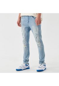 Cropp - Jeansy skinny z postrzępieniami - Niebieski. Kolor: niebieski #1
