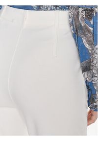 Guess Spodnie materiałowe W4RB28 KBJP2 Écru Boot Fit. Materiał: wiskoza