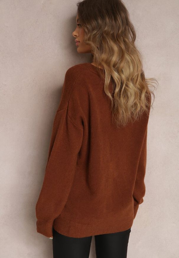 Renee - Brązowy Sweter z Wiskozy Oversize Conime. Okazja: na co dzień. Typ kołnierza: dekolt w kształcie V. Kolor: brązowy. Materiał: wiskoza. Długość rękawa: długi rękaw. Długość: długie. Wzór: aplikacja. Styl: casual, elegancki