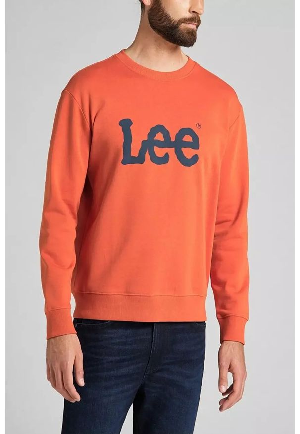 Lee - LEE BASIC CREW LOGO SWS MĘSKA BLUZA BEZ KAPTURA LOGO BURNT OCHRE L80XTJBH. Typ kołnierza: bez kaptura