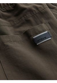 Ombre Clothing - Męskie spodnie joggery z kieszeniami cargo i printem – ciemnooliwkowe V5. Okazja: na co dzień. Kolor: oliwkowy. Materiał: guma, tkanina, poliester, materiał, bawełna, elastan. Wzór: nadruk. Styl: casual #10