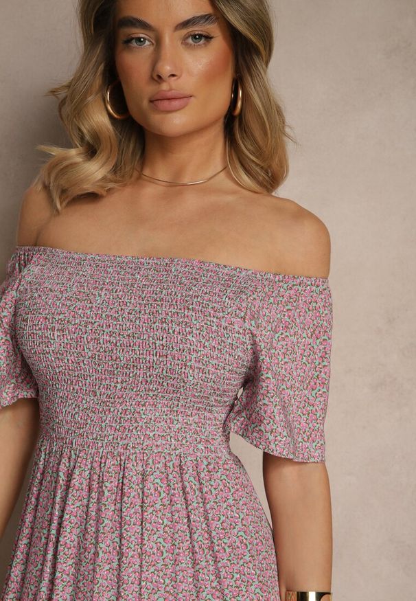 Renee - Różowa Bawełniana Sukienka Hiszpanka o Rozkloszowanym Kroju w Kwiaty Sadique. Okazja: na co dzień. Typ kołnierza: dekolt hiszpanka. Kolor: różowy. Materiał: bawełna. Wzór: kwiaty. Sezon: lato. Styl: elegancki, casual