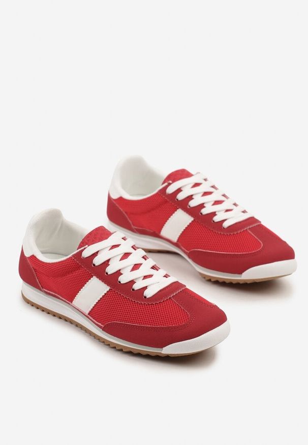 Renee - Czerwone Sneakersy Ozdobione Paskiem Cleova. Okazja: na co dzień. Zapięcie: pasek. Kolor: czerwony. Materiał: jeans. Wzór: aplikacja