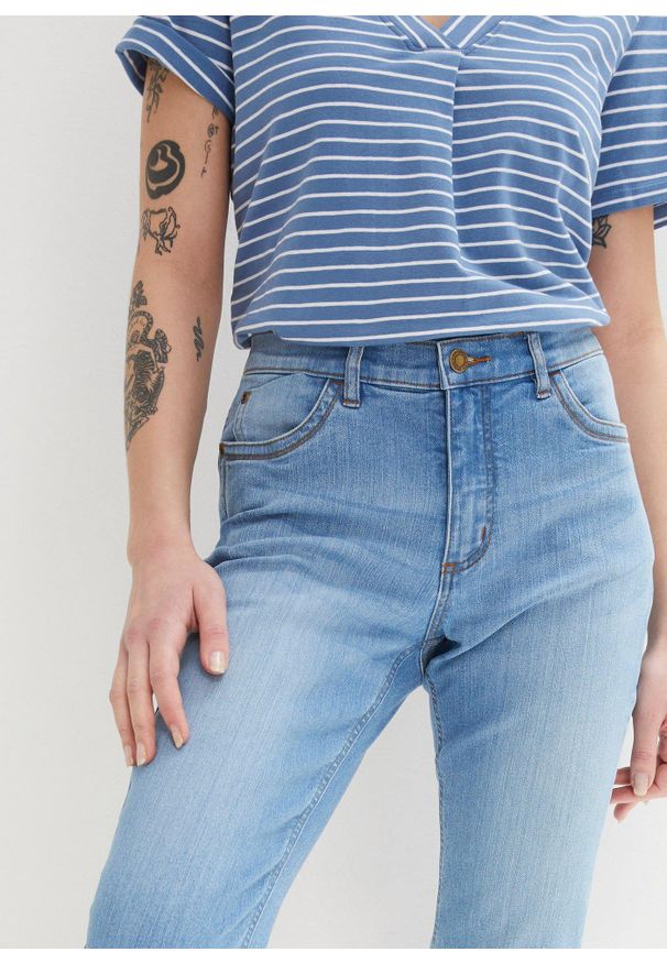 bonprix - Rybaczki dżinsowe, slim fit, mid waist. Kolor: niebieski