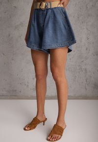 Renee - Granatowe Szorty Jeansowe High Waist z Bawełny z Elastycznym Paskiem Tinreia. Okazja: na co dzień. Stan: podwyższony. Kolor: niebieski. Materiał: bawełna, jeans. Długość: krótkie. Sezon: lato. Styl: casual #3