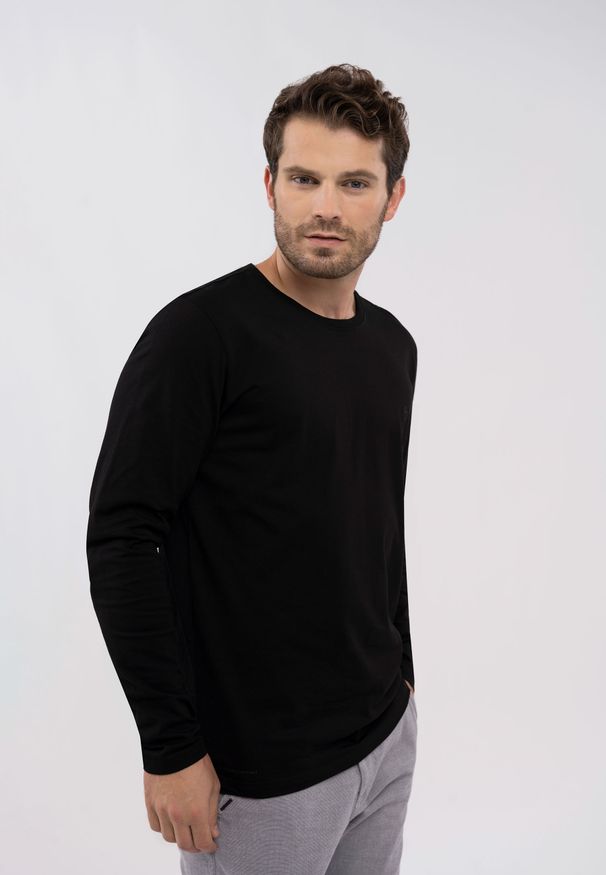 Volcano - Czarny longsleeve L-HALS. Kolekcja: plus size. Kolor: czarny. Materiał: włókno, materiał, dresówka, bawełna, skóra. Długość rękawa: długi rękaw. Długość: długie. Wzór: gładki, aplikacja. Sezon: zima, wiosna, jesień, lato. Styl: klasyczny