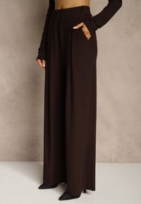 Renee - Brązowy Elegancki Komplet Spodnie Wide Leg i Bluzka z Poduszkami w Ramionach Sewinea. Kolor: brązowy. Wzór: aplikacja #3