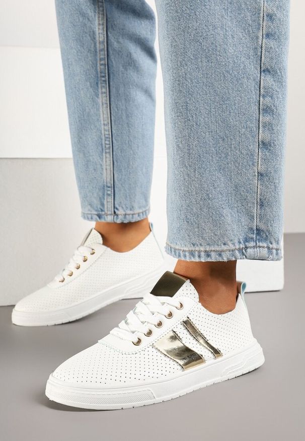 Renee - Złoto-Białe Tenisówki Ozdobione Paskami Meloti. Okazja: na co dzień. Zapięcie: pasek. Kolor: złoty. Materiał: jeans. Wzór: aplikacja. Obcas: na płaskiej podeszwie. Styl: klasyczny, elegancki, casual