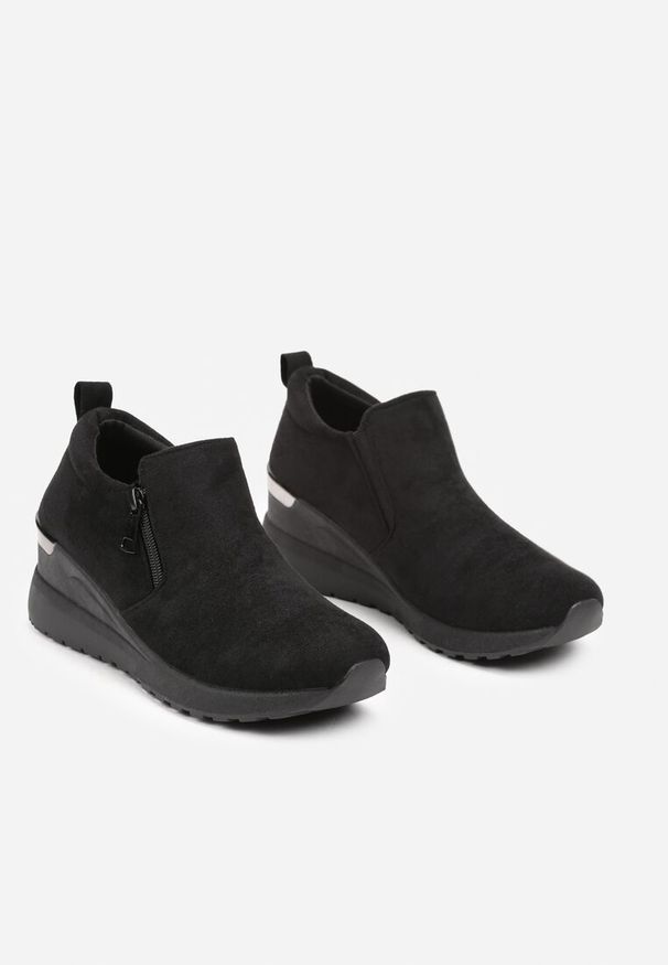 Renee - Czarne Sneakersy na Koturnie z Ozdobnym Suwakiem z Boku Daivira. Okazja: na co dzień. Nosek buta: okrągły. Kolor: czarny. Materiał: skóra, jeans. Obcas: na koturnie