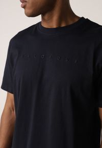 Born2be - Granatowa Koszulka T-shirt z Bawełny Ozdobiona Napisem Palidia. Okazja: na co dzień. Typ kołnierza: kaptur. Kolor: niebieski. Materiał: bawełna. Wzór: napisy, aplikacja. Styl: casual #8