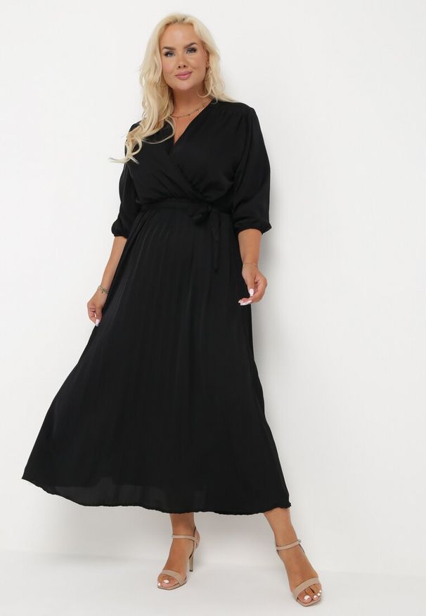 Born2be - Czarna Plisowana Sukienka Maxi z Kopertowym Dekoltem i Wiązaniem w Talii Lariah. Kolekcja: plus size. Kolor: czarny. Materiał: materiał. Typ sukienki: kopertowe. Długość: maxi