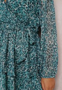 Renee - Niebieska Sukienka Oreithinca. Typ kołnierza: typu klepsydra, dekolt kopertowy. Kolor: niebieski. Materiał: materiał, tkanina. Długość rękawa: długi rękaw. Wzór: nadruk. Typ sukienki: kopertowe