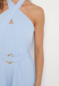 Born2be - Niebieski Koktajlowy Kombinezon Wiązany na Szyję z Paskiem Melafela. Okazja: na imprezę. Kolor: niebieski. Materiał: materiał. Styl: wizytowy #3
