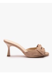 Ryłko - Beżowe klapki na obcasie z kokardą. Okazja: na wesele, na ślub cywilny. Kolor: beżowy. Materiał: welur, skóra. Obcas: na obcasie. Styl: street, elegancki. Wysokość obcasa: średni #1