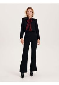 Reserved - Spodnie flare z przeszyciami - czarny. Kolor: czarny. Materiał: tkanina, włókno, wiskoza #1