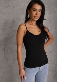 Renee - Czarny Bawełniany Top Bieliźniany z Koronką przy Dekolcie Berinda. Okazja: na co dzień. Kolor: czarny. Materiał: bawełna, koronka. Wzór: koronka. Sezon: lato. Styl: casual #1