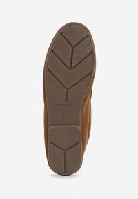 Born2be - Ciemnobeżowe Mokasyny VICES z Modnymi Chwostami z Imitacji Zamszu z Wkładką z Naturalnej Skóry Calirea. Okazja: na co dzień, do pracy. Kolor: beżowy. Materiał: skóra, zamsz. Wzór: aplikacja. Styl: casual, klasyczny, elegancki #9