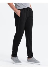 Ombre Clothing - Męskie spodnie dresowe o marchewkowym kroju - czarne V1. Kolor: czarny. Materiał: dresówka