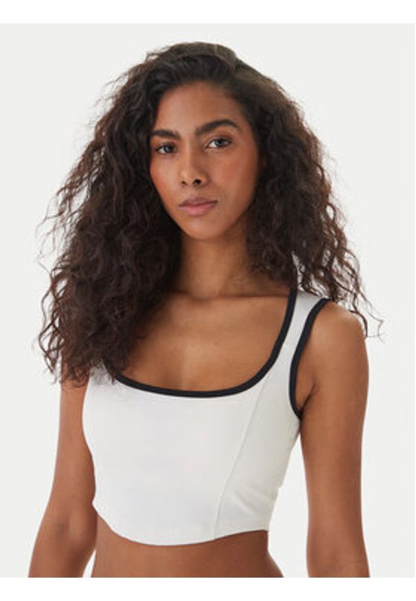 Guess Top V6GP09 K2999 Écru Slim Fit. Kolor: kremowy. Materiał: syntetyk