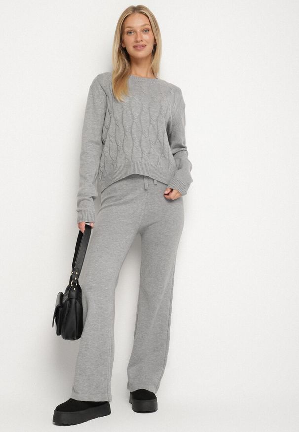 Born2be - Szary Dzianinowy Komplet z Wełną i Bawełną Sweter z Tłoczonym Wzorem i Spodnie Otivra. Kolor: szary. Materiał: bawełna, dzianina, wełna