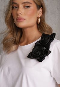 Renee - Biało-Czarny Bawełniany T-shirt o Klasycznym Kroju z Kwiatowymi Aplikacjami 3D Morgane. Okazja: do pracy. Kolor: biały. Materiał: bawełna. Wzór: kwiaty, aplikacja. Styl: klasyczny #3