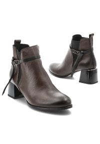 Brązowe Botki Armodo Eleganckie Obuwie Damskie Ze Skóry Naturalnej. Okazja: na co dzień. Zapięcie: pasek. Kolor: brązowy. Materiał: skóra. Wzór: geometria. Obcas: na obcasie. Styl: elegancki. Wysokość obcasa: średni #2