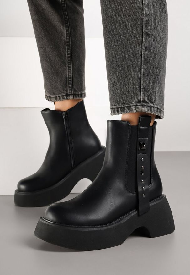 Born2be - Czarne Botki Sztyblety na Platformie z Metalicznymi Zdobieniami przy Cholewce Tulirina. Okazja: na co dzień. Zapięcie: zamek. Kolor: czarny. Materiał: jeans, skóra. Szerokość cholewki: normalna. Wzór: aplikacja. Obcas: na platformie. Styl: casual, rockowy