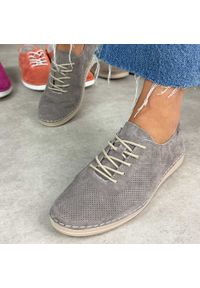 Taupe ażurowe skórzane półbuty damskie S.Barski 7080. Okazja: na co dzień. Zapięcie: sznurówki. Materiał: zamsz, skóra. Szerokość cholewki: normalna. Wzór: ażurowy. Sezon: wiosna, jesień, lato. Styl: casual, elegancki, klasyczny #1