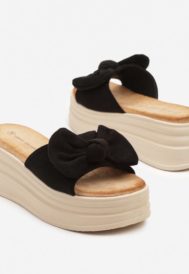 Born2be - Czarne Klapki z Kokardką na Tłoczonej Platformie Sovloti. Okazja: na co dzień. Kolor: czarny. Materiał: jeans. Sezon: wiosna, lato. Obcas: na platformie. Styl: elegancki, casual