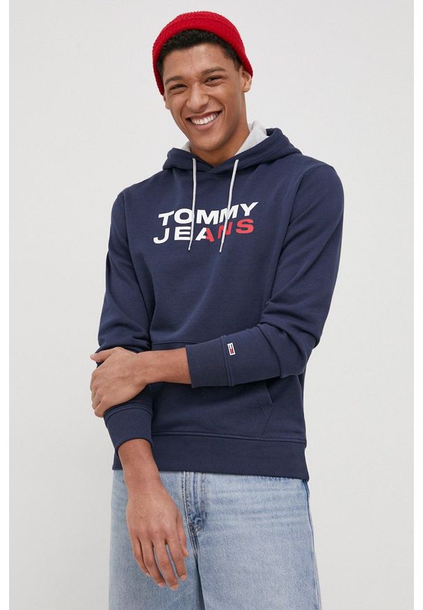 Tommy Jeans Bluza bawełniana męska kolor granatowy z kapturem z nadrukiem. Okazja: na co dzień. Typ kołnierza: kaptur. Kolor: niebieski. Materiał: bawełna. Wzór: nadruk. Styl: casual